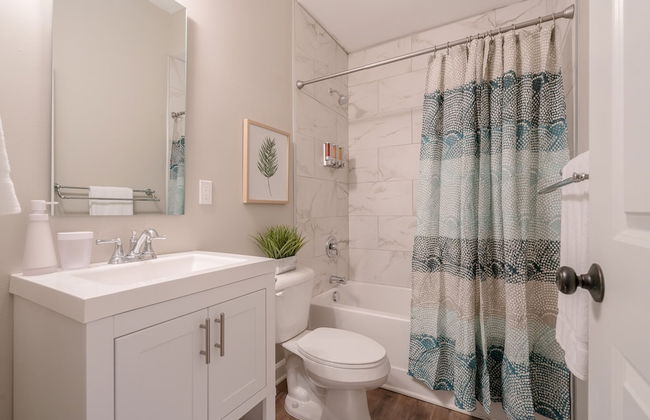 Designer Townhome 2 of 3 Left Side - JZ Vacation Rentals - Photo 15