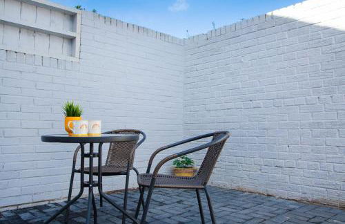 4 Bedrooms Spacious House With 2 Bathrooms Free Parking - sleeps up to 10 guests - Foto 14