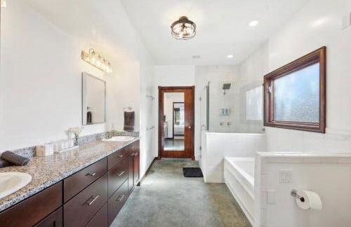 The Perfect Holiday Getaway 5BR 4BA with Pool and Hot Tub - Photo 19