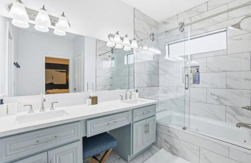 O18B Spacious 3BR Home Sleeps 10 With 2 Living Areas - Foto 39