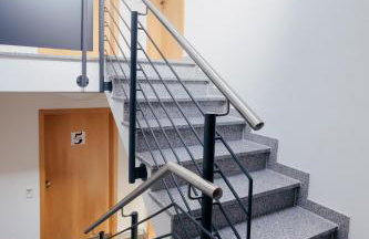 7SCHWABEN - 7 vollausgestattete Wohnungen unter einem Dach mitten in Bad Urach - Küche - Bad - WLAN - Waschmaschine - kostenloses Parken - E-Bike-Garage mit Ladestation - Altstadt, Bus, Bahn, E-Ladestation unter 5 Min - barrierefrei - rollstuhlgerecht - Foto 11