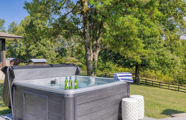 Amber Refresh by Avantstay Pool and Hot Tub - Foto 1