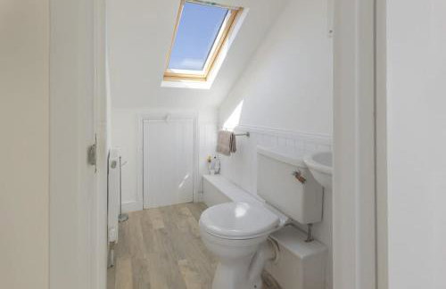 Rooftop Hideaway -Central Coastal Flat - Sea Views - Photo 23