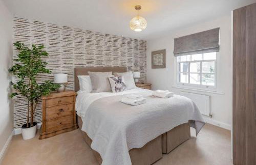 Fantastic 3-bed house with parking - Photo 1