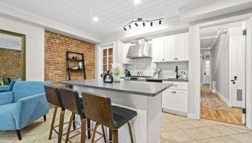 Newly Renovated 2BR w Rare Private Backyard and BBQ - Foto 5, stove, pet friendly