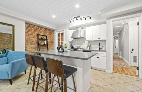 Newly Renovated 2BR w Rare Private Backyard and BBQ - Foto 5