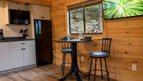 Cozy Log Cabin with a Hot Tub near Seneca Rocks, West Virginia - Perfect for a Romantic Glamping Getaway to the Mountains - Foto 5