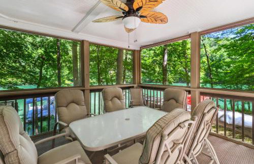 Secluded Lakefront Escape w Private Dock, 600ft Shoreline and Views, Sleeps 13 - Foto 17
