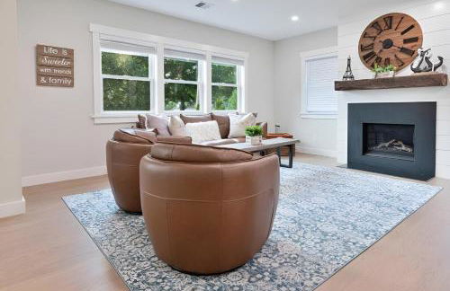 Renovated & Sophisticated Home Near Beach & Shops! - Photo 48