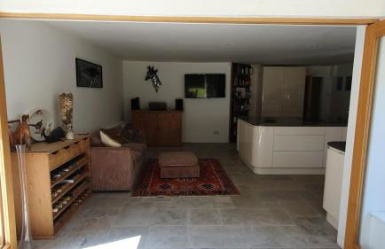 Large private home with small lake and garden - Photo 4