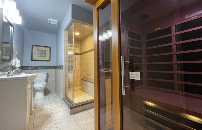 Couples Retreat With Hot Tub, Sauna and Steam Room - Foto 31