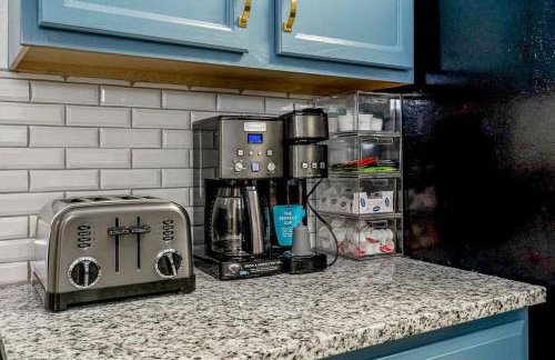 Modern Comfort in Historic Charm: 4BR KC Retreat - Foto 3