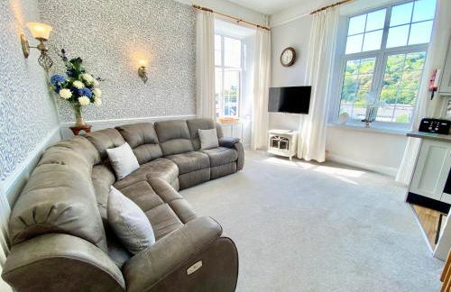 Simply the best ! 4 min walk to Beach, Pubs, Restaurants, Shops, Htd Pool, Hottub, Games rm, 1 acre Garden, BBQ's Coast to Coast cycle path, Beautiful, Bassets acre, Only six 1-3 bedroom SUPERB apartments, Free Parking and WIFI - Foto 4