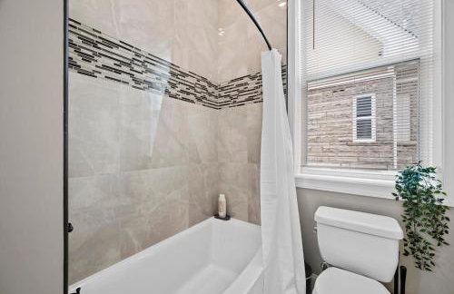 Games,BBQ, Netflix plus FREE Parking Near Bakery Square - Foto 22