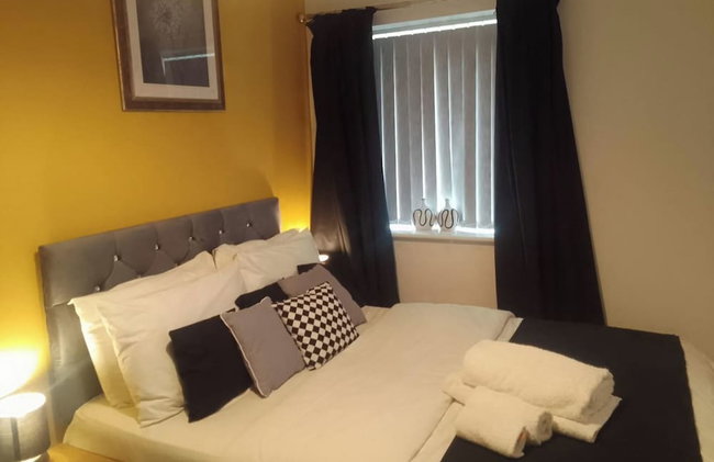 Bright 4 Bedroom Home in Walsall, Free Parking and for EVs - Foto 6