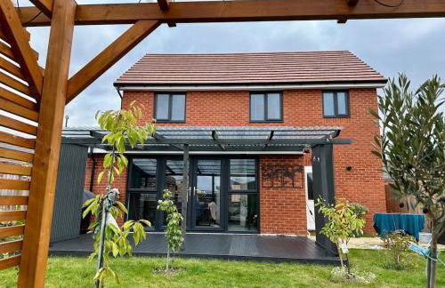 Deluxe 3 Bed new detached with a Super King bed - Photo 1