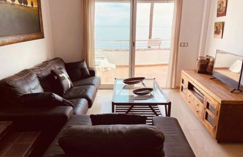 Apartamento en primera línea de playa con piscina y garaje gratuito - Foto 21