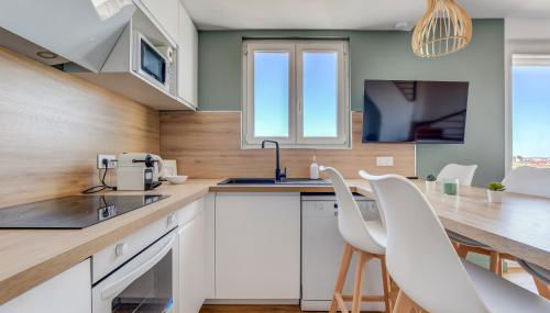 Sunset Duplex - Grand-Rond, Jardin des plantes, centre-ville, 2 BDRs 60m2, AC, Netflix - T3 60m2 avec clim - Foto 3, stove, dishwasher, pet friendly, toaster, minibar