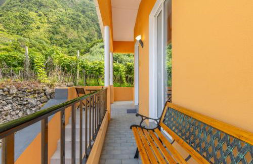 Coastal São Vicente Mountain & Sea View Hideaway with Free Parking - Foto 38