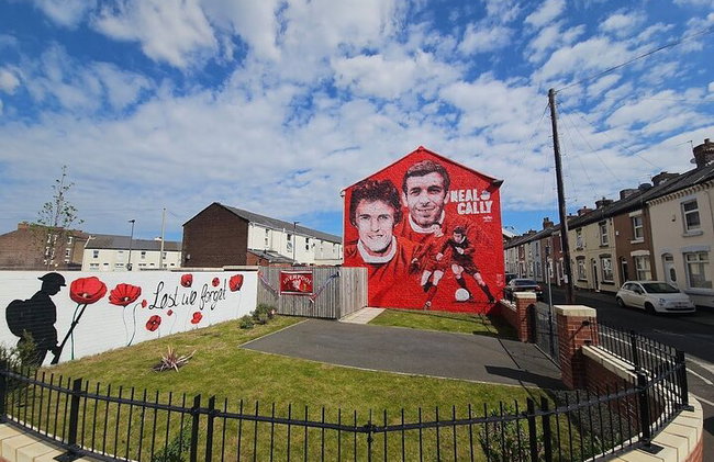 Entrada al estadio de Liverpool Anfield y tour de audio por la ciudad - Foto 2
