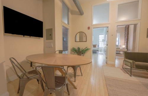 Stylish Exposed Brick 3 Bedroom - Photo 9