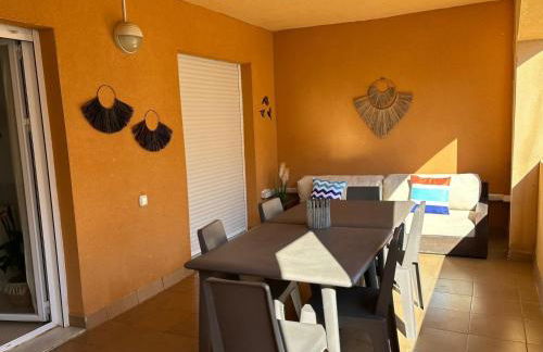 Bajo con jardín a pie de playa y piscina comunitaria con jacuzzi - Foto 29