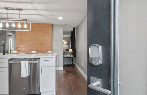 Upscale 2 Story Apartment with 8 beds and Free Parking, walkable to S Highland ave - Foto 37