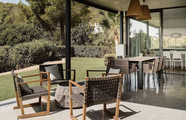 Modern Villa With Minimalistic Decor - Photo 31