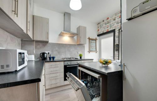 Newcastle CITY APT5,FREE STREET PARKING,4 BEDROOM HOUSE WITH 2 FULL BATHROOM AND KITCHEN,ALL ROOMS WITH TVs,7 BEDS,NETFLIX - Photo 21