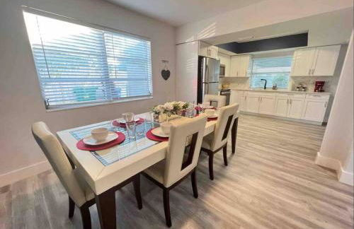 Royal Luxe Pool Home near Ft Laud airport and each - Photo 40