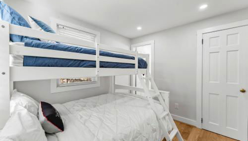 Family Getaway Walkable to Town - Foto 3