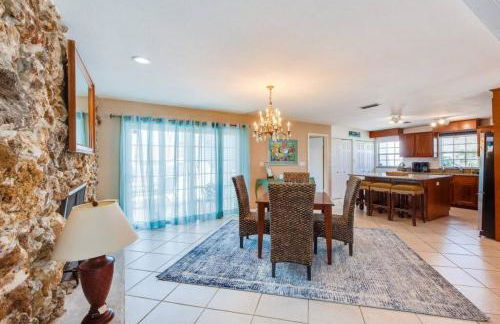 Large pool home and blocks away from the beach - Foto 30