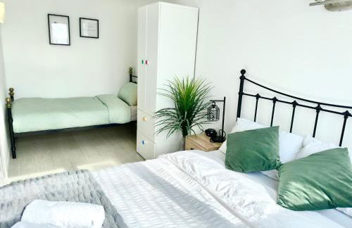 5 bedroom detached house sleeps 13 spacious Parking 5 mins driving to Bicester Village - Foto 23