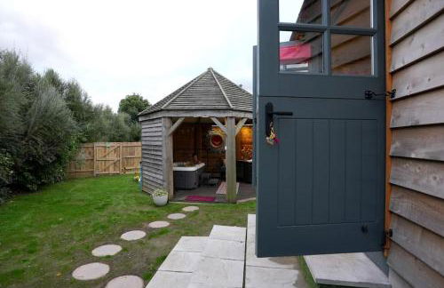 Romantic Retreat - Luxury Shepherds Hut + Hot Tub! - Foto 11