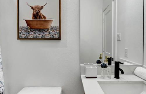 Elegant 3BR Home w/ Rooftop • 5 min to Downtown - Foto 42