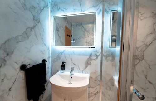 High Street Hideaway - Photo 19