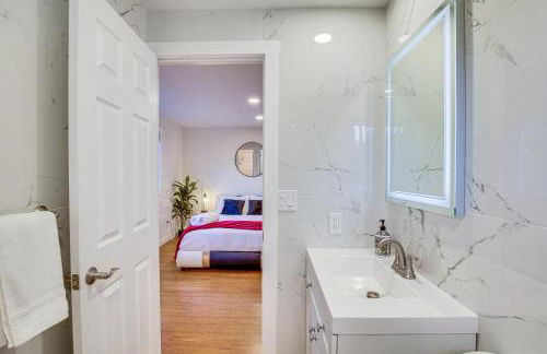 Modern Kirkland Home with Sauna and Outdoor Fireplace - Foto 18