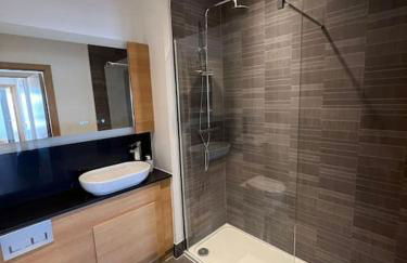 Modern 2 bed flat with balcony - Foto 9