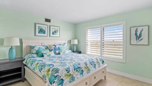 Stunning Waterfront Residence with Panoramic Water Views - Foto 2