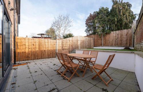 Modern 4 Bedroom House With Parking in Farnham Royal, Slough By 360stays - Foto 43