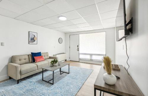 East 120 I Modern Refinished Apt Downtown I Gym - Foto 1