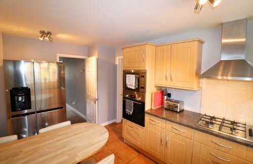 Binfield - Spacious Luxurious Four Bedroom House - Photo 7