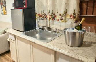 Rooftop Container Home Hot Tub Fire Pit Quiet Country Nights Sleeps 2 guests 20 minutes from Bogue Chitto State Park - Foto 7