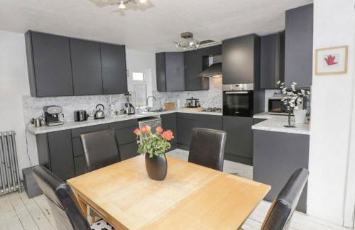 Lovely Comfortable 3 Bed Home, Worcester - Photo 3