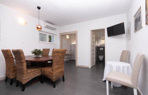 Amazing house W pool and big sunny terrace close to sea & beach - Photo 19