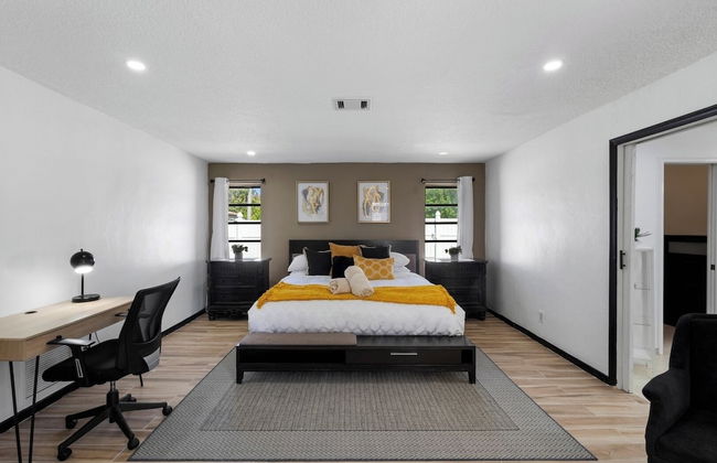 Family-friendly 5BR Home w/ Heated Pool & Parking - Foto 38