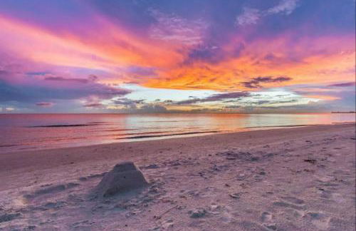 Walk to Downtown - 7min to beach - King bed & Free parking - Foto 3