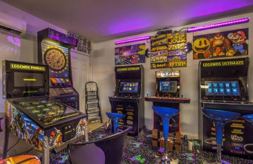 Family Fun for Everyone in Las Vegas- 4 Bedrooms, Billiards, Game Room - Photo 22