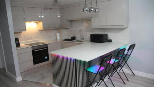 Comfy 2-bedroom Flat with Private Parking - Foto 2