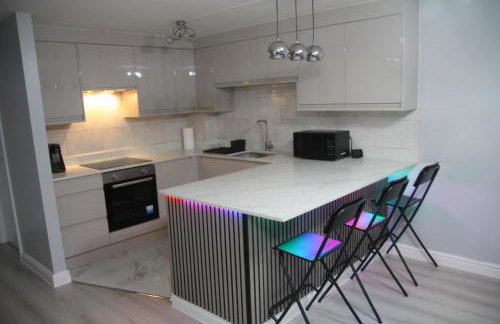 Comfy 2-bedroom Flat with Private Parking - Foto 2